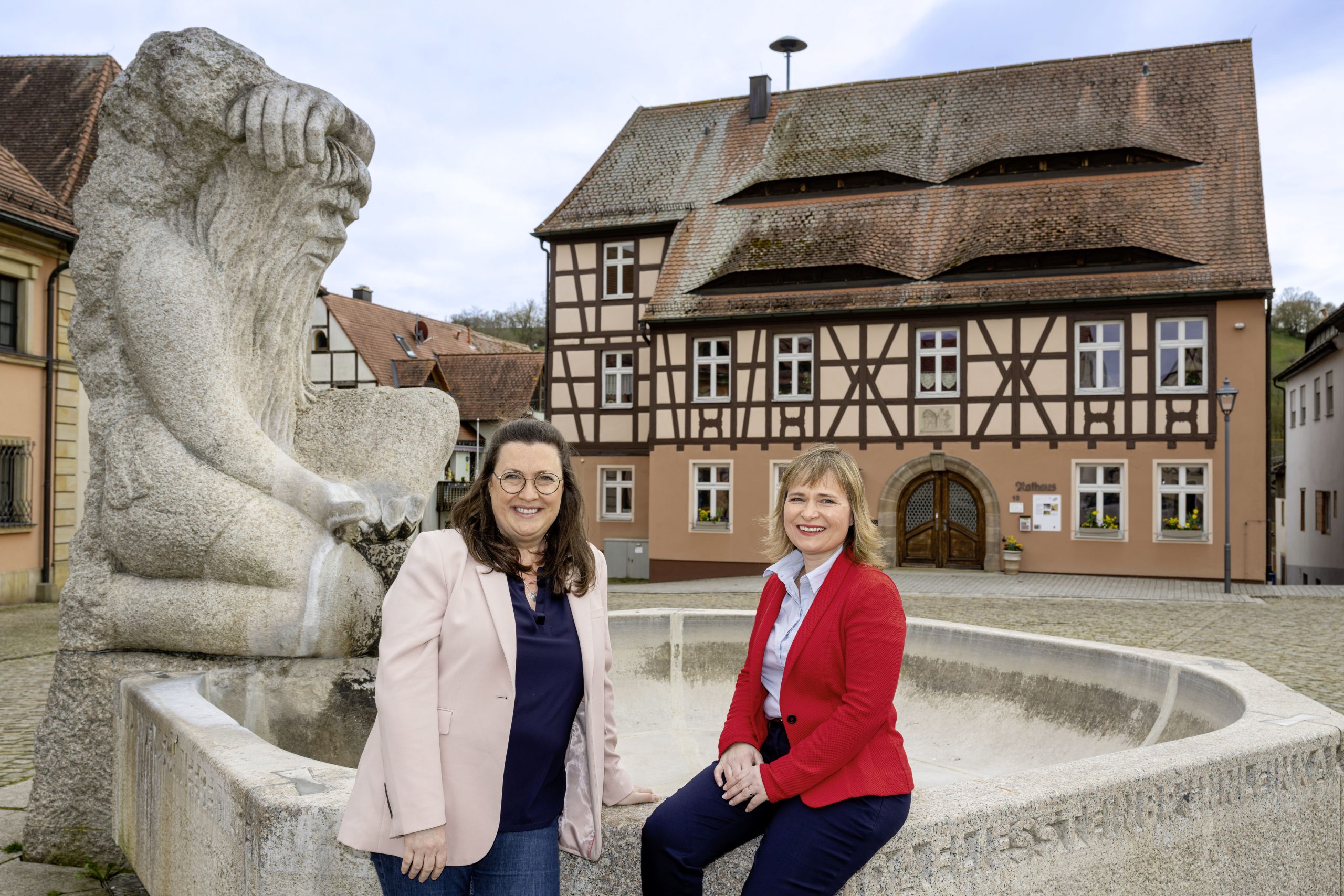 Kommunalbetreuerin Annemarie Endner und Bürgermeisterin Claudia Wust vor dem Rathaus in Neuhof an der Zenn